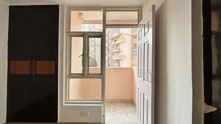 Room, amrapali-crystal-homes 3 Bedroom 1375 Sq.Ft. Apartment In Sector 76 Noida 9755892