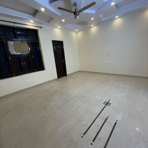 Room in 3 BHK Builder Floor at Sector 21d – for Rent