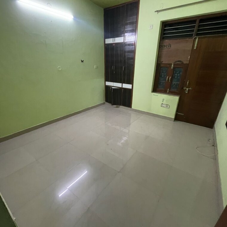 Room, sector 21d 3 Bedroom 350 Sq.Yd. Builder Floor In Sector 21d Faridabad 9755910