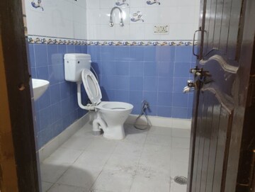 Bathroom in 2.5 BHK Builder Floor at Uppal Southend, Sector 49 – for Rent