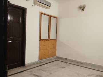 Room in 2.5 BHK Builder Floor at Uppal Southend, Sector 49 – for Rent