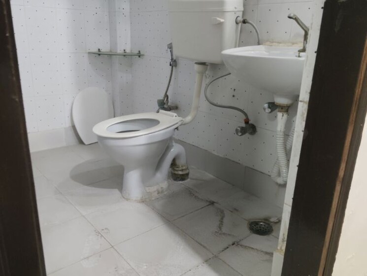 Bathroom, uppal-southend 2.5 Bedroom 927 Sq.Ft. Builder Floor In Sector 49 Gurgaon 9756290