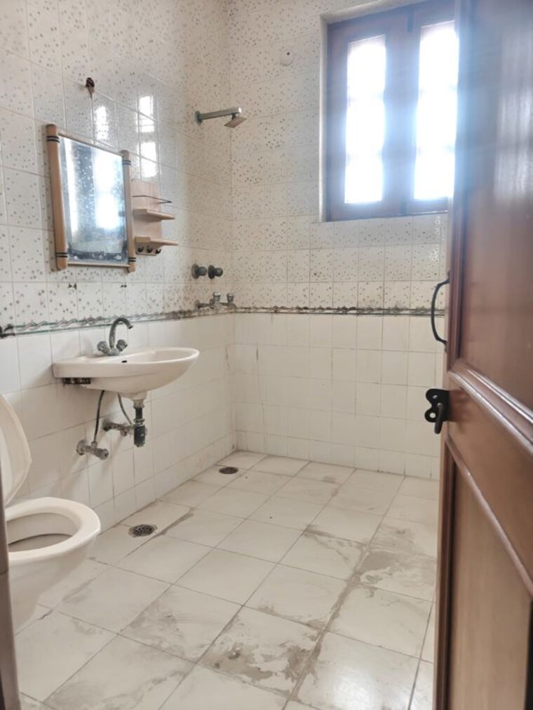 Bathroom, sector 14 5 Bedroom 3150 Sq.Ft. Independent House In Sector 14 Faridabad 9474810