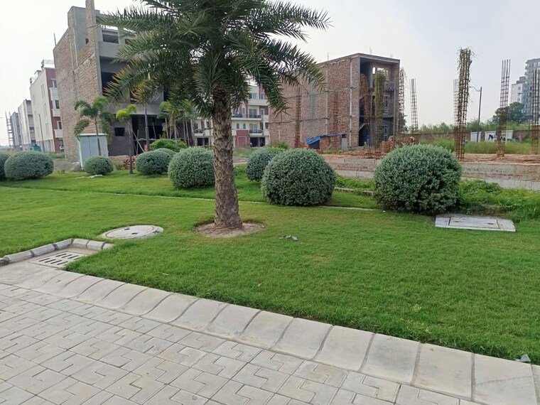 Garden, hlp-palmillas  150 Sq.Yd. Plot In Vip Road Zirakpur 9756238