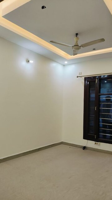 Room in 3.5 BHK Independent House at Sector 14 – for Rent