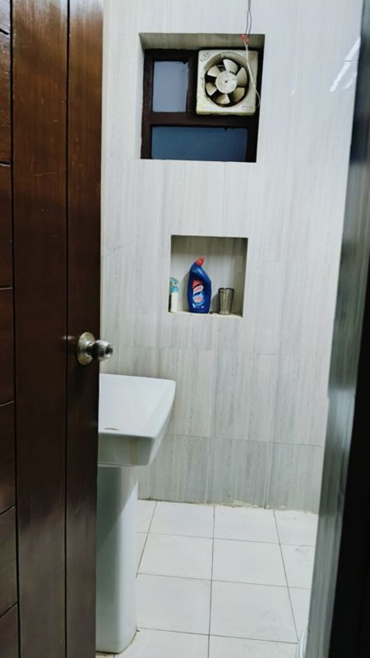 Bathroom, sector 14 3.5 Bedroom 4150 Sq.Ft. Independent House In Sector 14 Faridabad 9449847