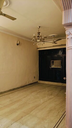 Room in 3.5 BHK Independent House at Sector 14 – for Rent