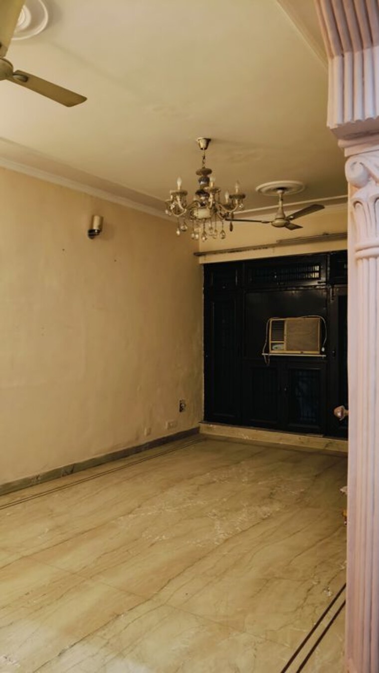Room, sector 14 3.5 Bedroom 4150 Sq.Ft. Independent House In Sector 14 Faridabad 9449847