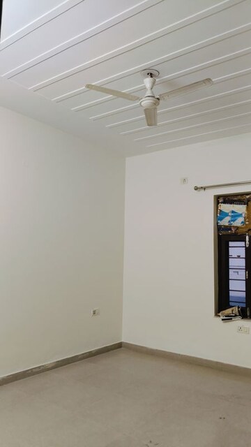 Room in 3.5 BHK Independent House at Sector 14 – for Rent