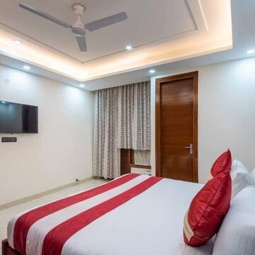 Room in 2.5 BHK Builder Floor at Smart World Gems, Sector 89 – for Rent