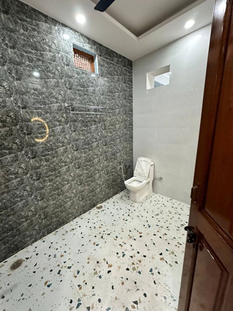 Bathroom, freedom fighters enclave 2 Bedroom 900 Sq.Ft. Apartment In Freedom Fighters Enclave Delhi 9756682