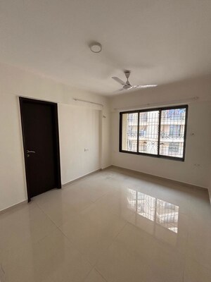 Room in 3 BHK Apartment at Lake Primrose, Powai – for Rent
