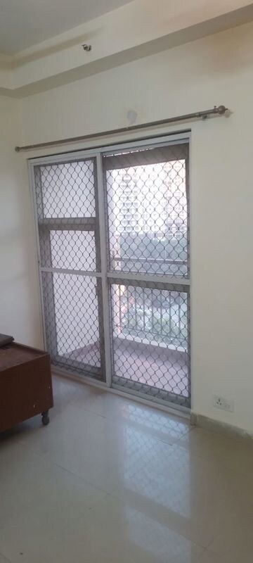 Room in 2 BHK Apartment at Gardenia Golf City, Sector 75 – for Rent