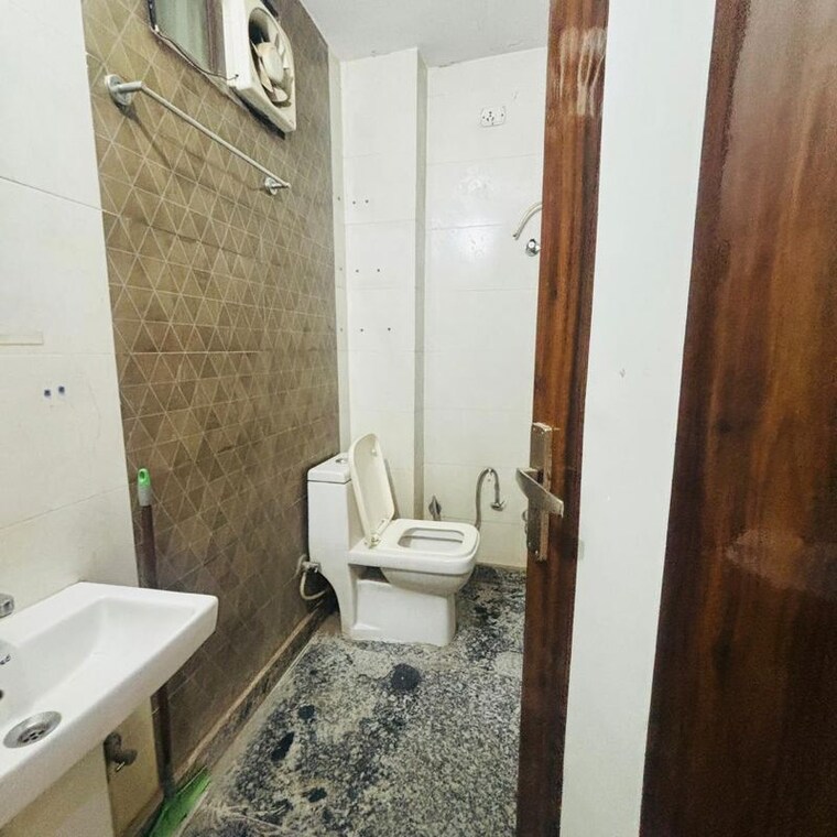 Bathroom, dwarka mor 2 Bedroom 60 Sq.Yd. Builder Floor In Dwarka Mor Delhi 9757235
