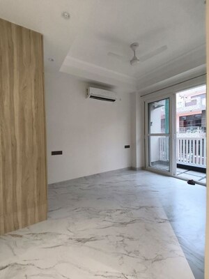 Room in Studio Builder Floor at Sector 52 – for Rent