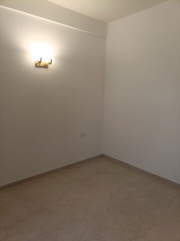 Room in 3 BHK Apartment at Smart World Orchard, Sector 61 – for Rent