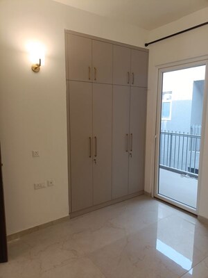 Room in 3 BHK Apartment at Smart World Orchard, Sector 61 – for Rent