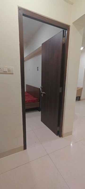 Room in 3 BHK Apartment at Cosmos The Magestic, Prabhadevi – for Rent