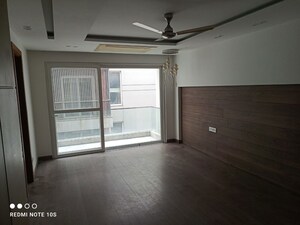 Room in 4 BHK Builder Floor at Panchsheel Park – for Rent