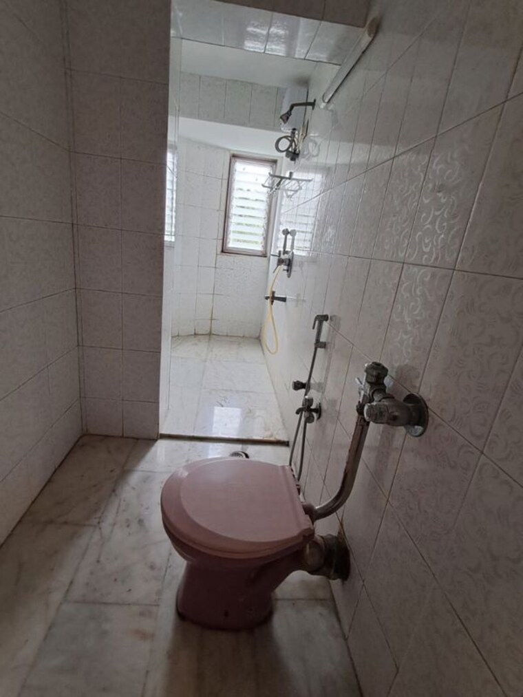 Bathroom, sarkar-avenue-apartment 3 Bedroom 1350 Sq.Ft. Apartment In Santacruz West Mumbai 9757417