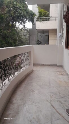 3 BHK + Pooja Room Builder Floor For Rent in Unitech South City II