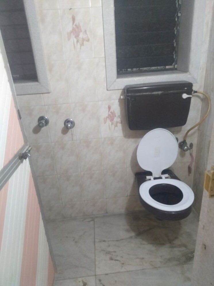 Bathroom, golden-rock-chs 2 Bedroom 690 Sq.Ft. Apartment In Santacruz East Mumbai 9757482