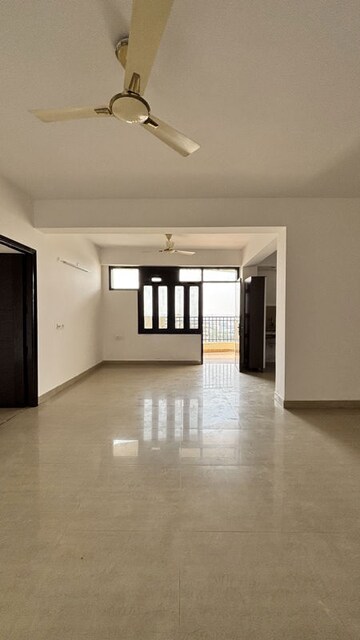 Room in 2 BHK Apartment at Mahagun Villa, Vaishali Sector 4 – for Rent