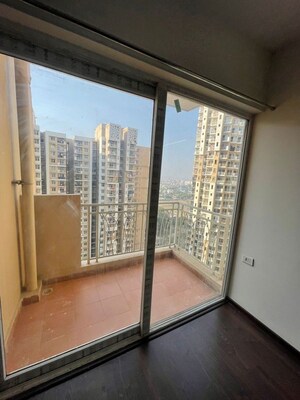 Room in 2 BHK Apartment at Amrapali Golf Homes, Sector 4 Greater Noida – for Rent