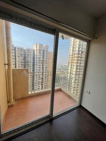 Room in 2 BHK Apartment at Amrapali Golf Homes, Sector 4 Greater Noida – for Rent