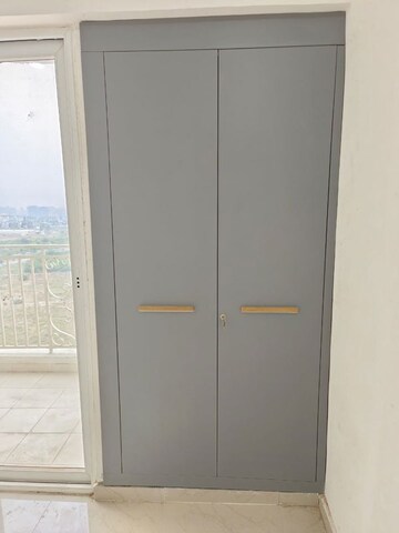 Furnished Amenities in 2.5 BHK Apartment at Amrapali Golf Homes, Sector 4 Greater Noida – for Rent