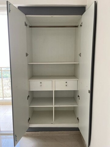 Furnished Amenities in 2.5 BHK Apartment at Amrapali Golf Homes, Sector 4 Greater Noida – for Rent