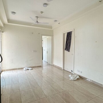 Room in 2 BHK Apartment at Gaur City 7th Avenue, Sector 4 Greater Noida – for Rent