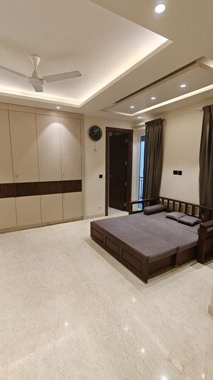 Room in 4 BHK Builder Floor at Panchsheel Park – for Rent