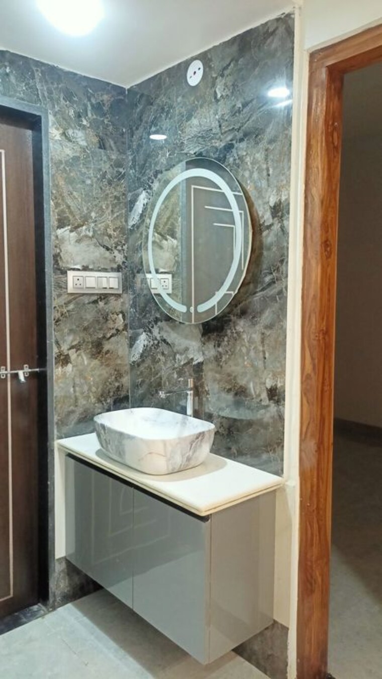 Bathroom, vibhuti khand Pg For Girls In Vibhuti Khand 9757852