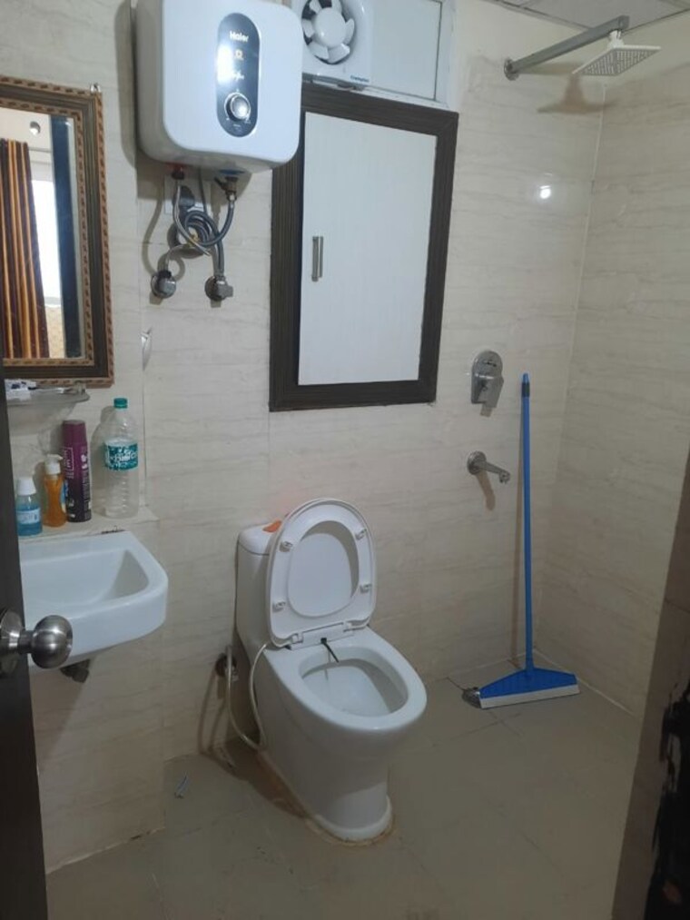 Bathroom, sethi-max-royal 3 Bedroom 1250 Sq.Ft. Apartment In Sector 76 Noida 9757853