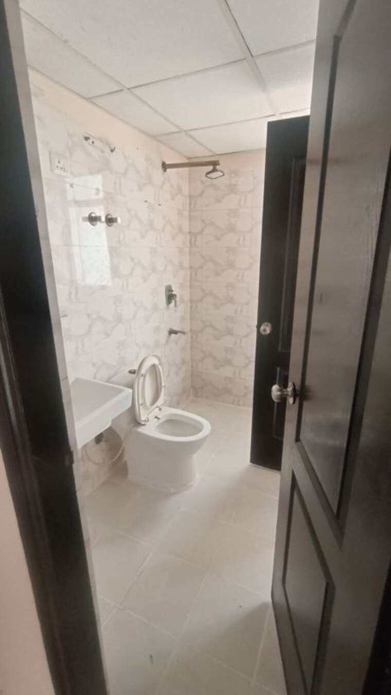 Bathroom, sethi-max-royal 3 Bedroom 1440 Sq.Ft. Apartment In Sector 76 Noida 9757864