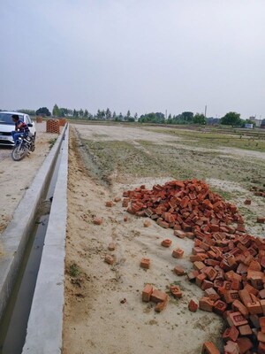  Plot – Exterior View View at Jankipuram Extension - for Sale