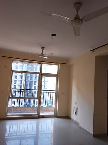 Room in 2 BHK Apartment at Omaxe Residency, Gomti Nagar – for Rent