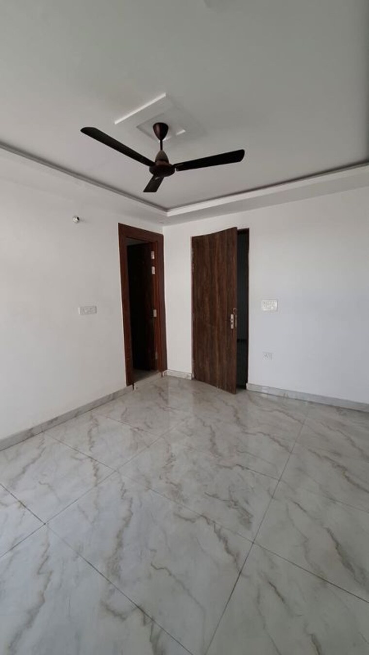 Room, sector 10 greater noida 3 Bedroom 77 Sq.Yd. Villa In Sector 10 Greater Noida Greater Noida 9758043