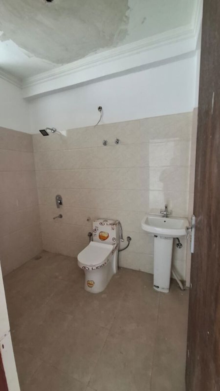Bathroom, sector 10 greater noida 3 Bedroom 77 Sq.Yd. Villa In Sector 10 Greater Noida Greater Noida 9758043