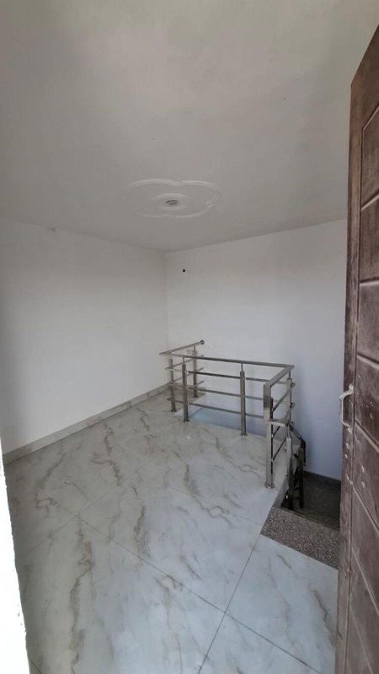 Room, sector 10 greater noida 3 Bedroom 77 Sq.Yd. Villa In Sector 10 Greater Noida Greater Noida 9758043
