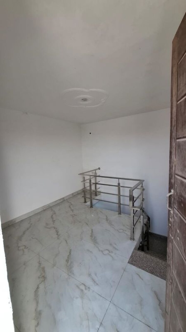 Room, sector 10 greater noida 3 Bedroom 77 Sq.Yd. Villa In Sector 10 Greater Noida Greater Noida 9758043