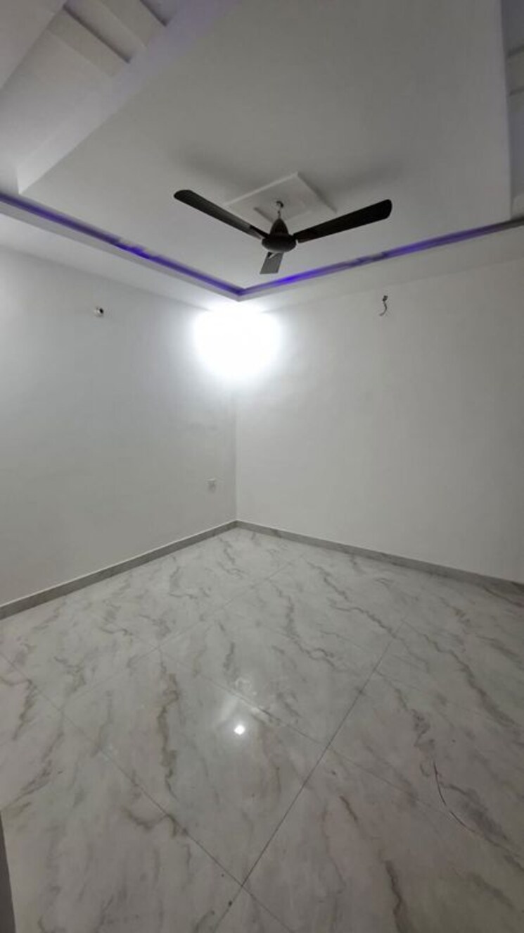 Room, sector 10 greater noida 3 Bedroom 77 Sq.Yd. Villa In Sector 10 Greater Noida Greater Noida 9758043