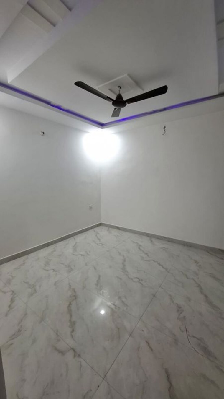 Room, sector 10 greater noida 3 Bedroom 77 Sq.Yd. Villa In Sector 10 Greater Noida Greater Noida 9758043