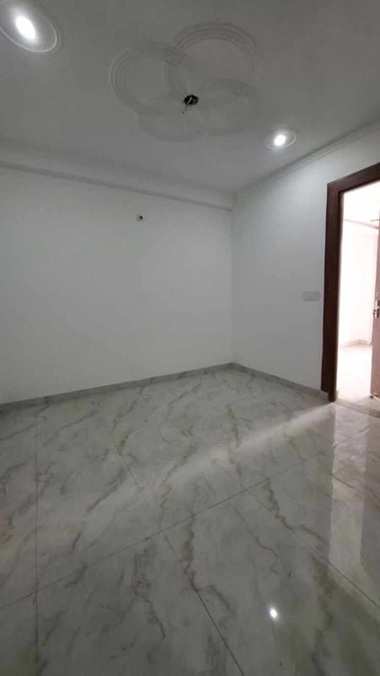 Room, sector 10 greater noida 3 Bedroom 77 Sq.Yd. Villa In Sector 10 Greater Noida Greater Noida 9758043