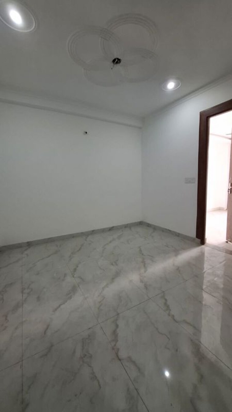 Room, sector 10 greater noida 3 Bedroom 77 Sq.Yd. Villa In Sector 10 Greater Noida Greater Noida 9758043