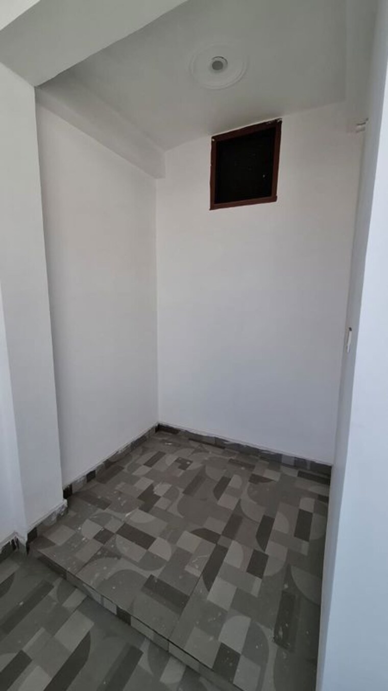 Room, sector 10 greater noida 3 Bedroom 77 Sq.Yd. Villa In Sector 10 Greater Noida Greater Noida 9758043