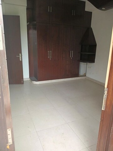 Room in 3 BHK Builder Floor at Sector 51 – for Rent