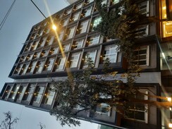 3 BHK + Servant Room Apartment For Sale in Bandra West