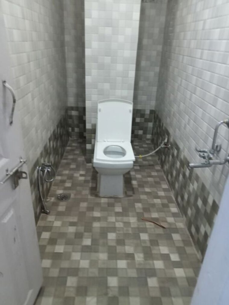 Bathroom, banjara hills 2 Bedroom 1200 Sq.Ft. Apartment In Banjara Hills Hyderabad 9758192